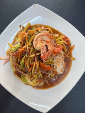 Tavuk, sebze ve baharatlı kızarmış şehriye.