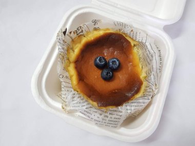 Peynirli kek ve meyveli kek.