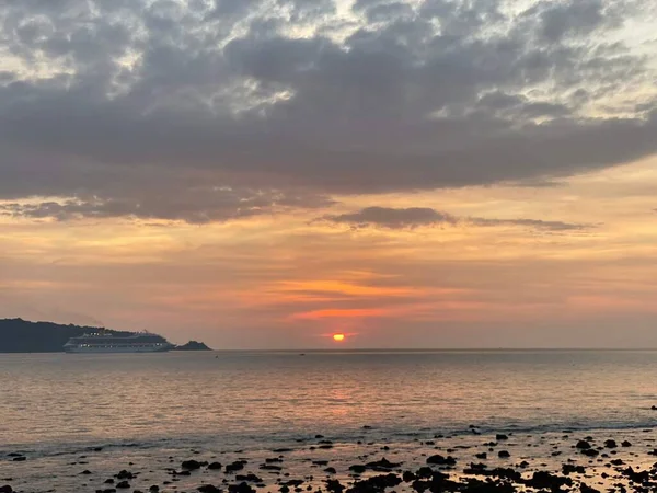 Denizin üzerinde güzel bir gün batımı