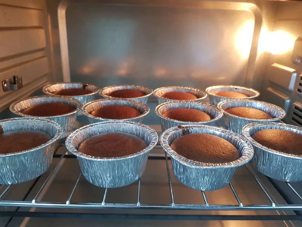Muffins Chocolate Com Uma Xícara Chá Copo Leite Copo — Fotografia de Stock