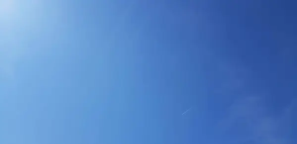 Beyaz bulutlu mavi gökyüzü arkaplanı.