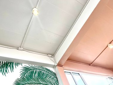 Tavanlı modern evin içi.