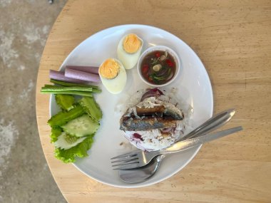 Sos ve sebzeli ızgara somon.