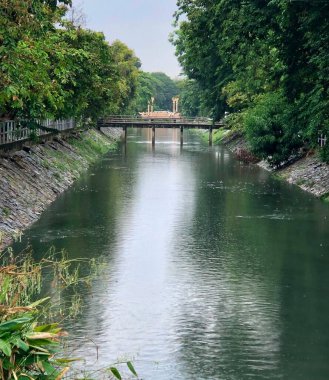 Tayland yerel kanallarından biri, yağmurlu bir günde.
