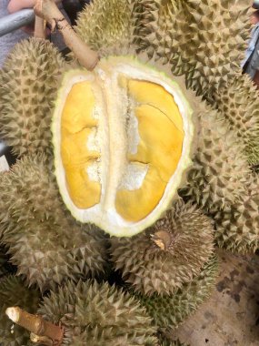 Durian, Tayland meyvelerinin kralıdır. Pek çok insan bunu sever. .