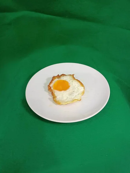 Gebratene Eier Werden Als Nahrhaftes Frühstück Auf Einen Runden Weißen — Stockfoto