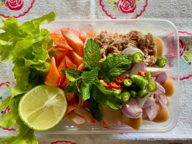 Kızarmış erişte, domuz eti ve sebzeli.