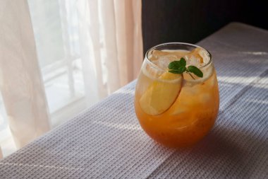 Kızarmış Arpa Çayı Elma Suyu ile harmanlanmış Buz, Taze Nane ve Dilimlenmiş Elma Suyu