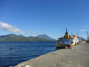 Endonezya 'nın Ternatif Adası Limanı' ndaki iskeleye yanaşan küçük gemi Endonezya 'nın Maluku Adası' na gidecek yolcuları bekliyor..