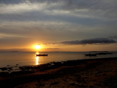 Kuzey Maluku, Endonezya 'da Beyaz Kum Sahili' nin Güzel Günbatımı Saati. Güzel Günbatımı Manzarası, Mavi Gökyüzü, Okyanus ve Beyaz Kum Kumsalı.