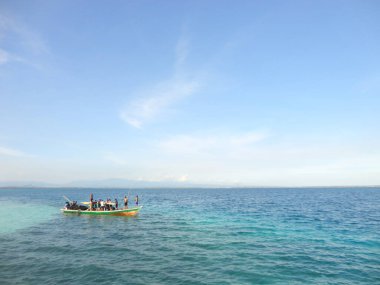 Kolorai, Kuzey Maluku, Endonezya 'daki Dodola Adası' ndaki Güzel Beyaz Kum Sahili 'nden bir tekne gezisi. Mavi Gök, Okyanus ve Beyaz Kum Sahili 'nin Güzel Manzarası.