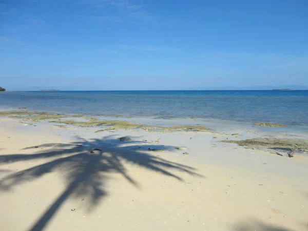 Schöner Weißer Sandstrand North Maluku Indonesien Wunderschöne Landschaft Mit Blauem — Stockfoto