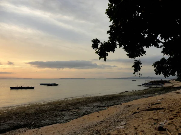 美丽的日落小时白色沙滩位于北马鲁古 印度尼西亚 海洋和白沙滩的美丽景色 — 图库照片