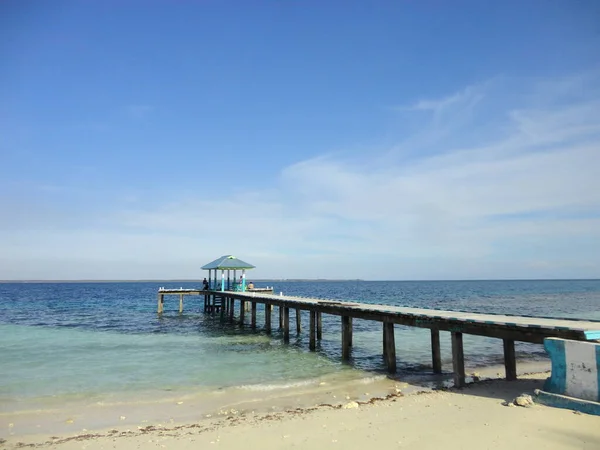 Molo Pięknej Plaży White Sand Położony Północnym Maluku Indonezja Piękne — Zdjęcie stockowe