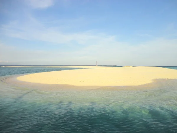 美しい白い砂浜インドネシアの北マルクに位置しています 青い空 白い砂浜の美しい風景 — ストック写真