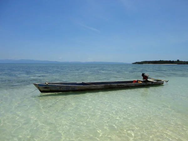 一艘从美丽的白色沙滩驶来的船位于印度尼西亚北马鲁古科洛莱的道多拉岛 海洋及白沙滩美景 — 图库照片