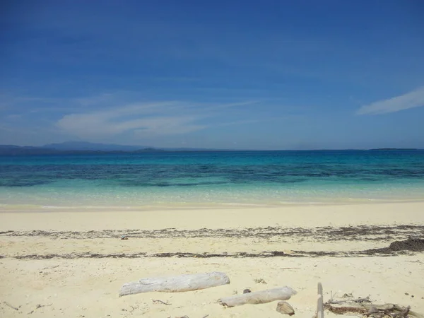Piękna Biała Piaszczysta Plaża Położona Północnym Maluku Indonezja Piękne Krajobrazy — Zdjęcie stockowe