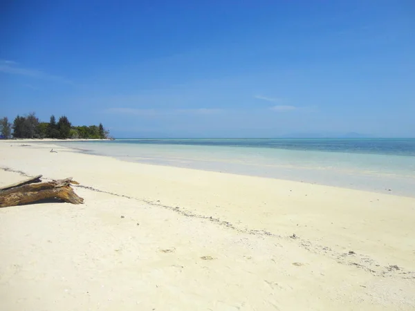 Schöner Weißer Sandstrand North Maluku Indonesien Wunderschöne Landschaft Mit Blauem — Stockfoto