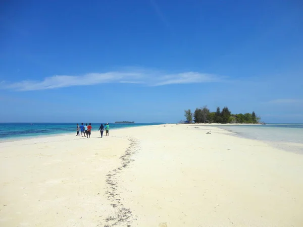 美丽的白色沙滩位于印度尼西亚马鲁古北部 海洋及白沙滩美景 — 图库照片
