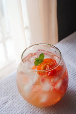 Domates suyu kafede yaygın bir içkidir. Gazozla domates ve naneyle süslenir..