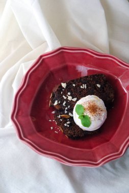 Çikolatalı Brownie Vanilyalı Dondurma ile servis edildi