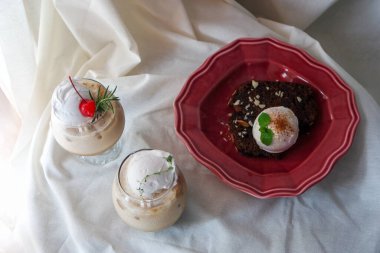 Çikolatalı Brownie ve Dondurmalı Hindistancevizli Latte.