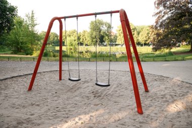 Çocuk parkında zincirli salıncaklar.