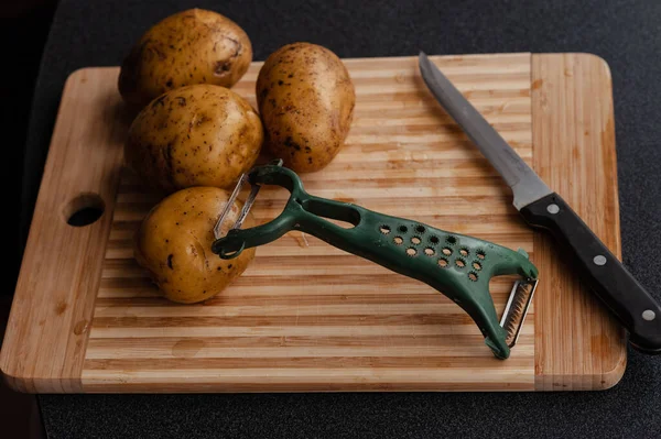 Tahta kesme tahtası ve patates.