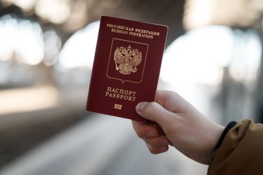 Siyah bir valizde Rus pasaportu, seçici bir odak noktası. Ülkeden Rusların göçü, vize sorunları, mülteciler