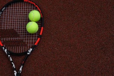 Tenis raketlerini ve tenis kortunda uzanan tenis toplarını kapatın. spor, tenis ve etkinlik.