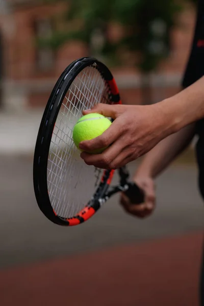 Podává Tenisový Míček Tenisovém Kurtu Sport Tenis Aktivita — Stock fotografie