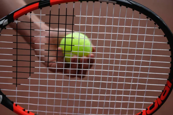 Tenis kortunda tenis topu servis etmek. spor, tenis ve etkinlik.