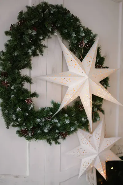 クリスマスの花輪は白い背景にある 装飾要素は コーン ガラスボール オレンジの乾燥したマグカップ クリスマスの星 綿のボールです 花輪の基礎はトウヒの枝です — ストック写真