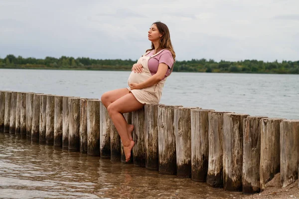 Schöne Schwangere Frau Einem Strand — Stockfoto