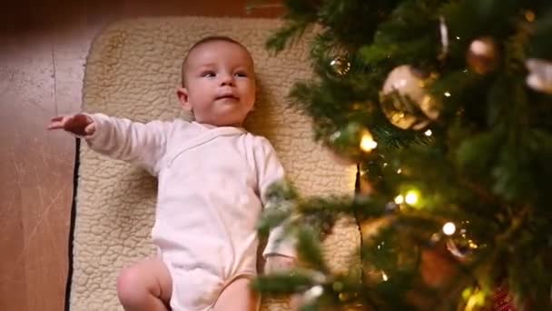 Nettes Baby Auf Dem Boden Hause Und Essen Einen Weihnachtsschmuck — Stockvideo