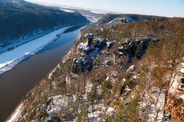 Saksonyadaki ünlü Bastei karla kaplı. Sakson İsviçre