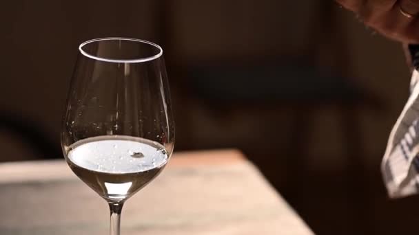 Vierte Vino Blanco Vaso Contra Mesa Madera Bebidas — Vídeo de stock