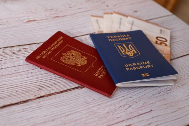 Paralı Ukrayna ve Rus pasaportları. Euro
