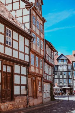 Quedlinburg, Almanya - Mayıs 2024: Eski Quedlinburg kasabasındaki tarihi binalar, yarı keresteli evler