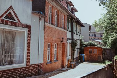 Quedlinburg, Almanya - Mayıs 2024: Eski Quedlinburg kasabasındaki tarihi binalar, yarı keresteli evler