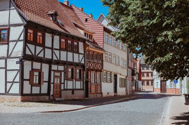 Quedlinburg, Almanya - Mayıs 2024: Eski Quedlinburg kasabasındaki tarihi binalar, yarı keresteli evler