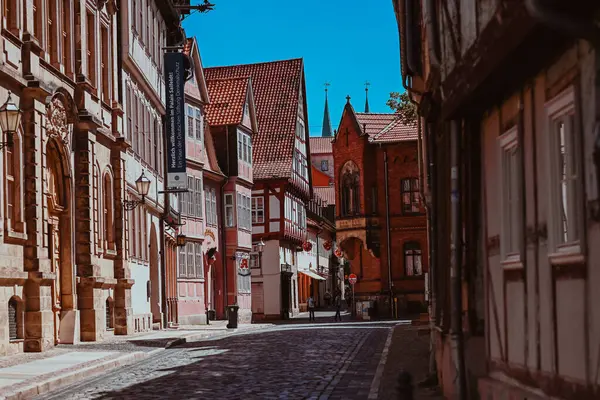 Quedlinburg, Almanya - Mayıs 2024: Eski Quedlinburg kasabasındaki tarihi binalar, yarı keresteli evler