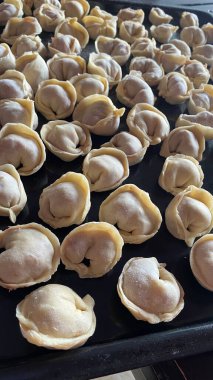 Patatesli çiğ hamur tatlısı. Hazırlık hamur tatlısı. Yakın çekim.