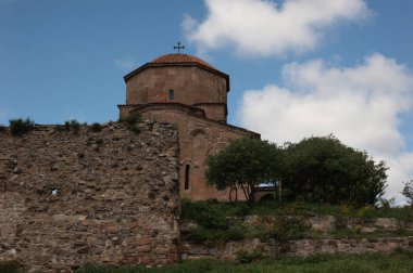 Mtsheta, Georgia. Antik Dünya Mirası, Gürcü Ortodoks Jvari Manastırı bahar Yeşil Vadi, doğal dağ Hills, bulutlu gökyüzü arka plan üzerinde.