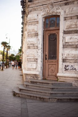 Eski Tiflis, Georgia 'daki binanın kapısı