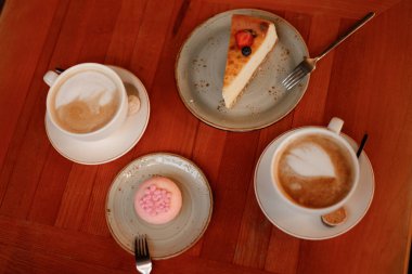 Fonda kahve ve tatlı olsun.