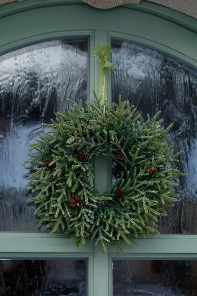 Evde Noel dekoru, çelenk, evler, yeni yıl süslemeleri.