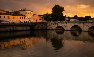 İtalya 'nın Rimini kentinde Marecchia Nehri' ni kaplayan Roma köprüsü olan Ponte di Tiberio 'yu keşfedin. M.Ö. 20 'de inşa edilen bu görkemli yapı, Roma mühendisliğinin ve görülmesi gereken bir eseridir.