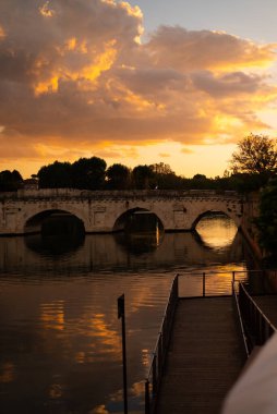 İtalya 'nın Rimini kentinde Marecchia Nehri' ni kaplayan Roma köprüsü olan Ponte di Tiberio 'yu keşfedin. M.Ö. 20 'de inşa edilen bu görkemli yapı, Roma mühendisliğinin ve görülmesi gereken bir eseridir.