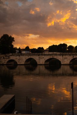 İtalya 'nın Rimini kentinde Marecchia Nehri' ni kaplayan Roma köprüsü olan Ponte di Tiberio 'yu keşfedin. M.Ö. 20 'de inşa edilen bu görkemli yapı, Roma mühendisliğinin ve görülmesi gereken bir eseridir.